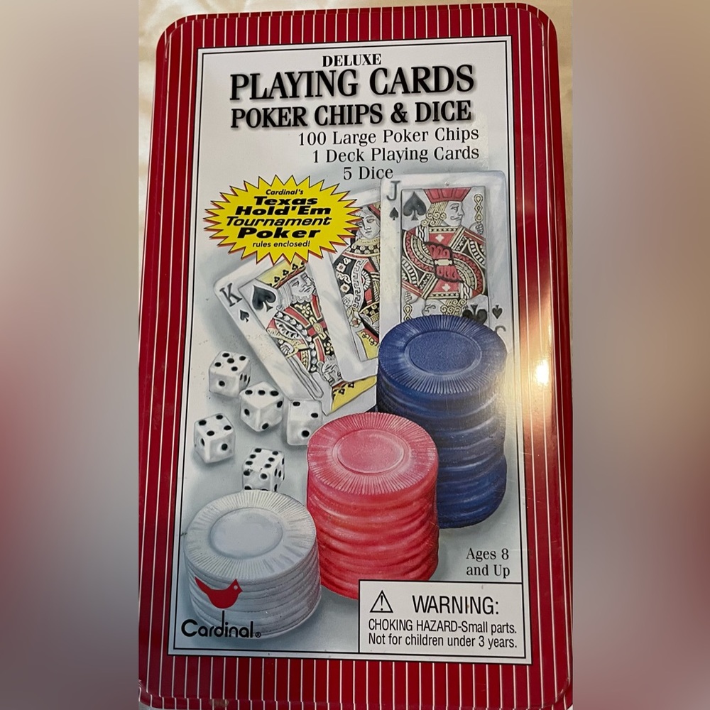 DELUXE PLAYING CARDS: 100 LG. POKER CHIIPS & 1 DECKING PLAYING CARDS, 5 DICE.